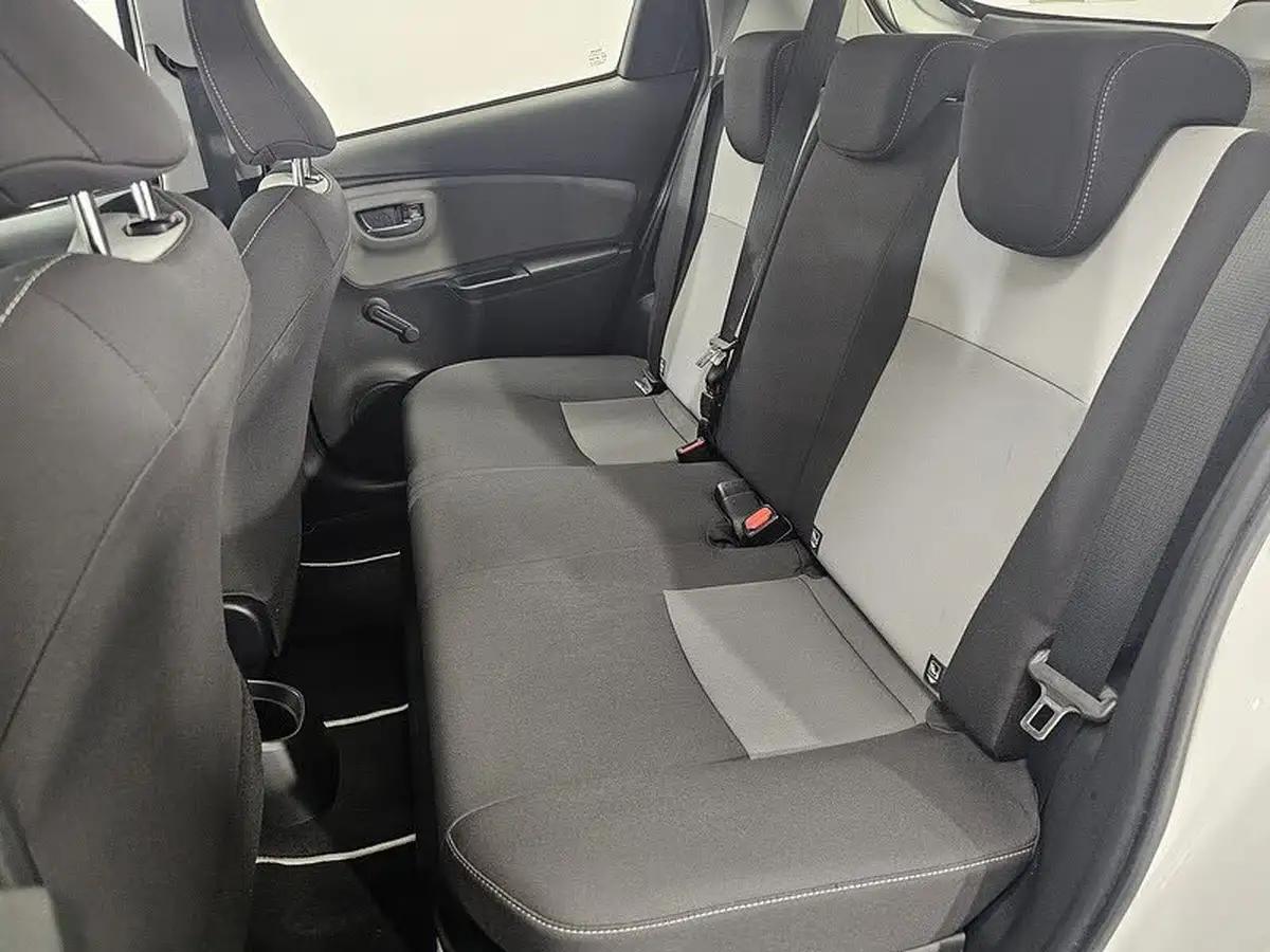 2017-toyota-yaris-15-vvt-i-icon-tech-98bhp-hybrid-1497cc-e-cvt-big-7