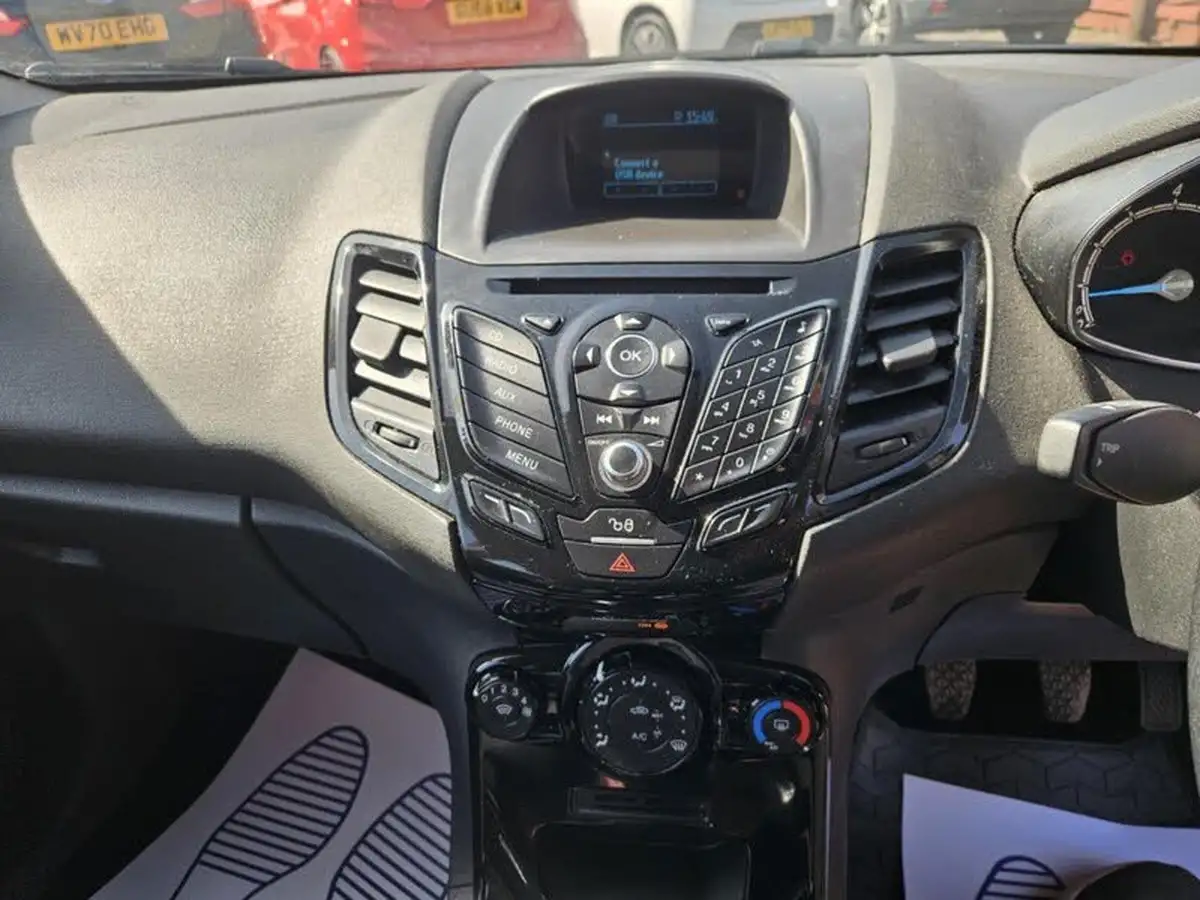 2015-ford-fiesta-125-zetec-5d-big-17
