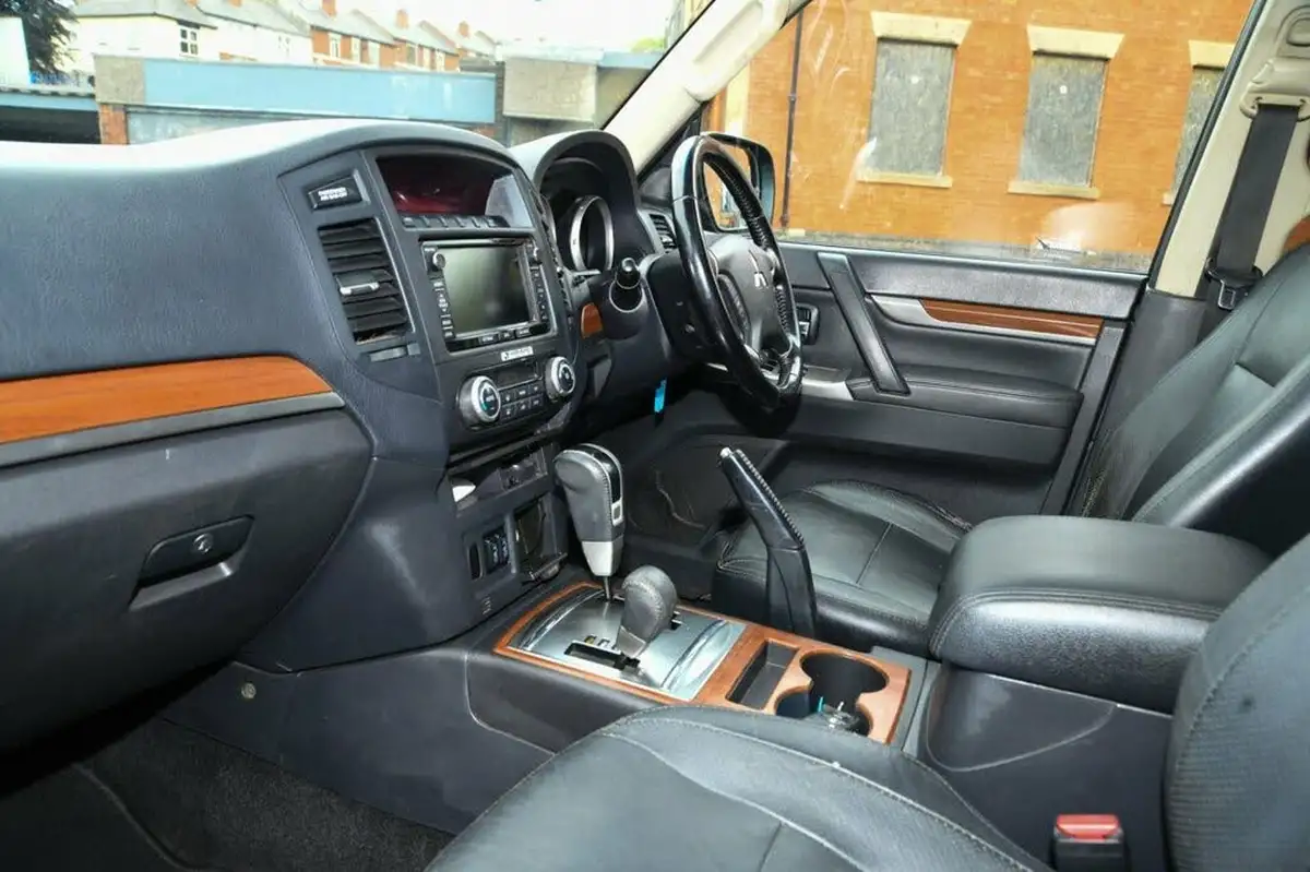 2013-mitsubishi-shogun-32td-sg3-big-13
