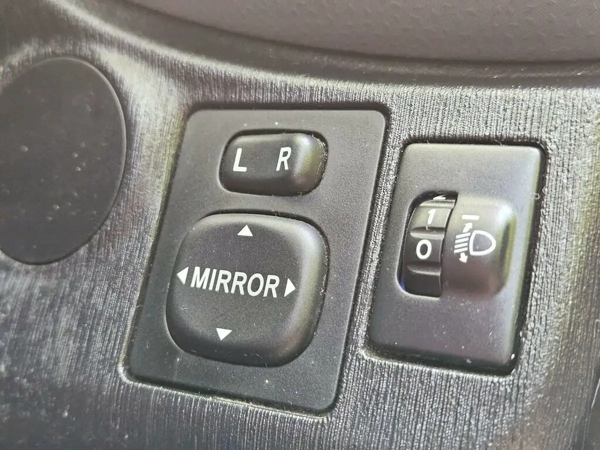 2012-toyota-yaris-133-tr-vvt-i-5d-big-8