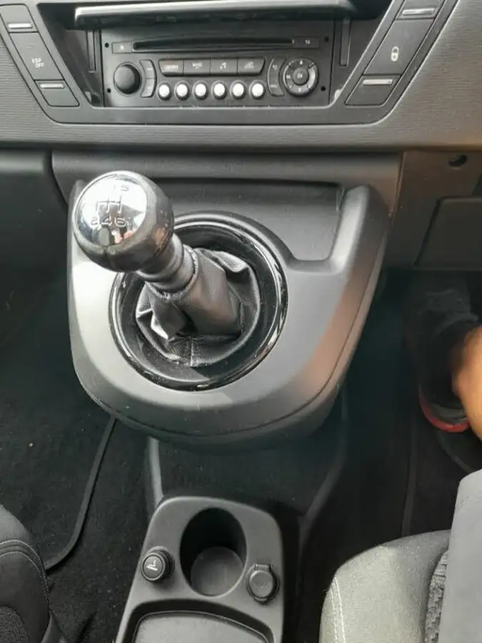 2013-citroen-c4-picasso-16hdi-platinum-big-17
