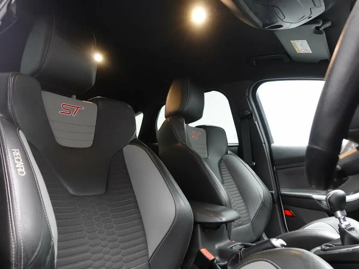 2015-ford-focus-20tdci-st2-hatchback-big-1