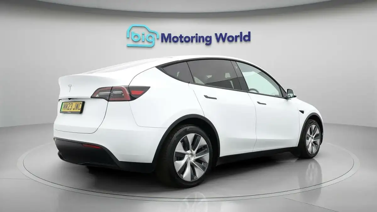 2023-tesla-model-y-e-rwd-big-6