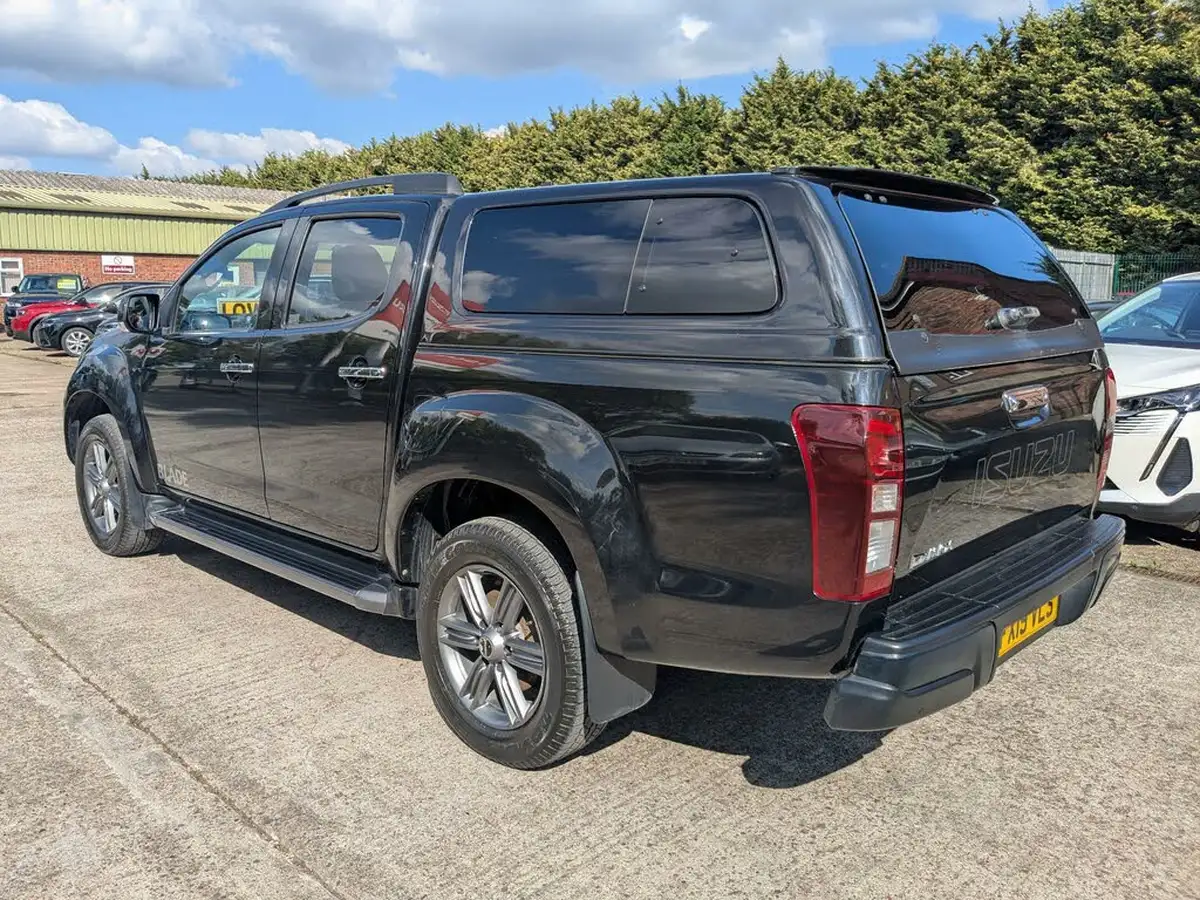 2019-isuzu-d-max-19td-blade-auto-big-2