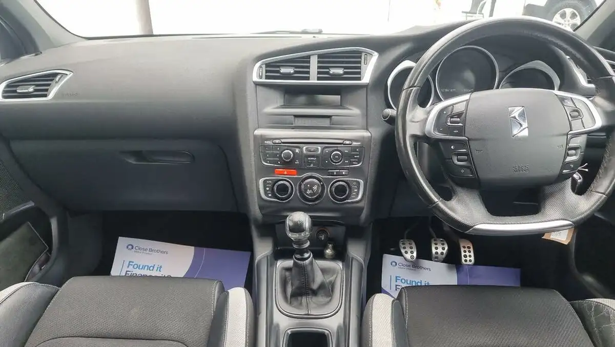2013-citroen-ds4-16td-dstyle-big-12
