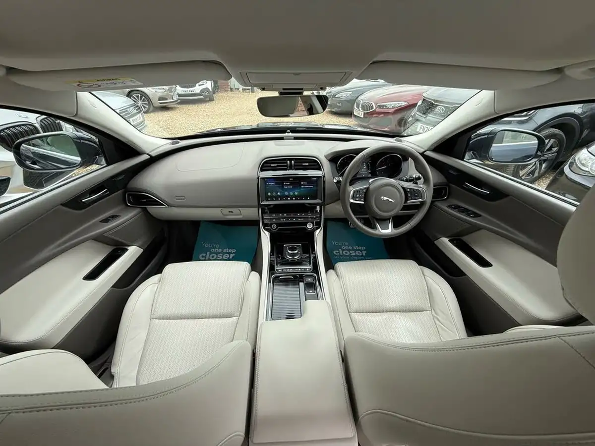2019-jaguar-xe-20i-portfolio-200ps-big-13