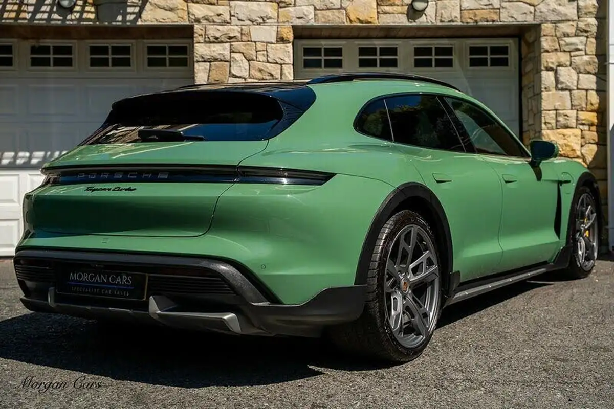 2022-porsche-taycan-e-turbo-cross-turismo-big-14