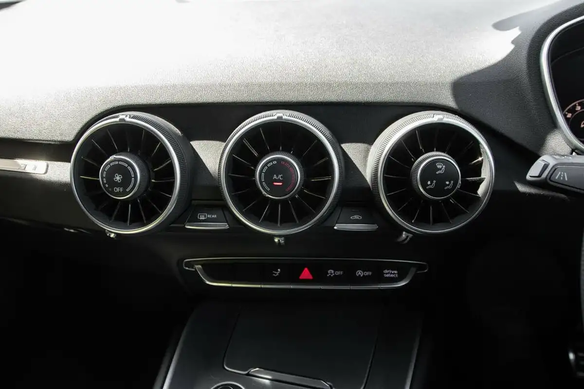 2015-audi-tt-coupe-20-tfsi-s-line-big-29