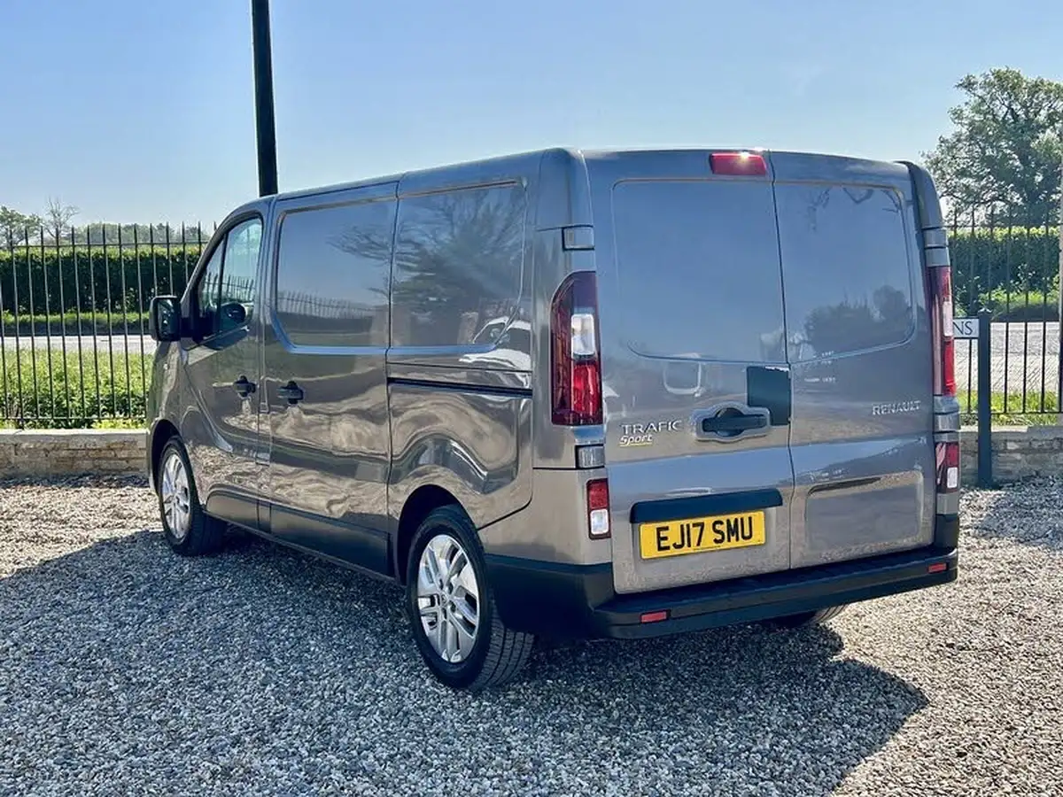 2017-renault-trafic-16dci-sl27-120-sport-nav-panel-big-3