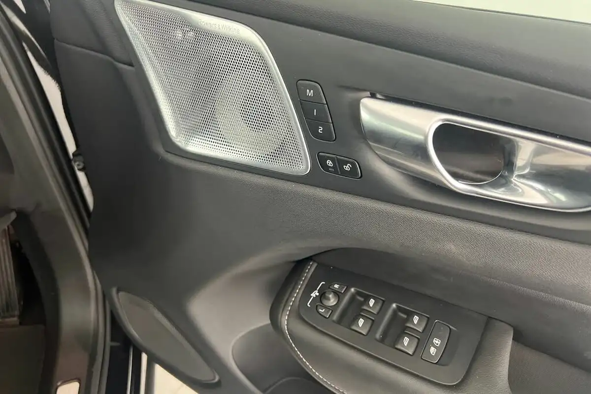 2024-volvo-xc60-20-t8-ultra-black-edition-big-27