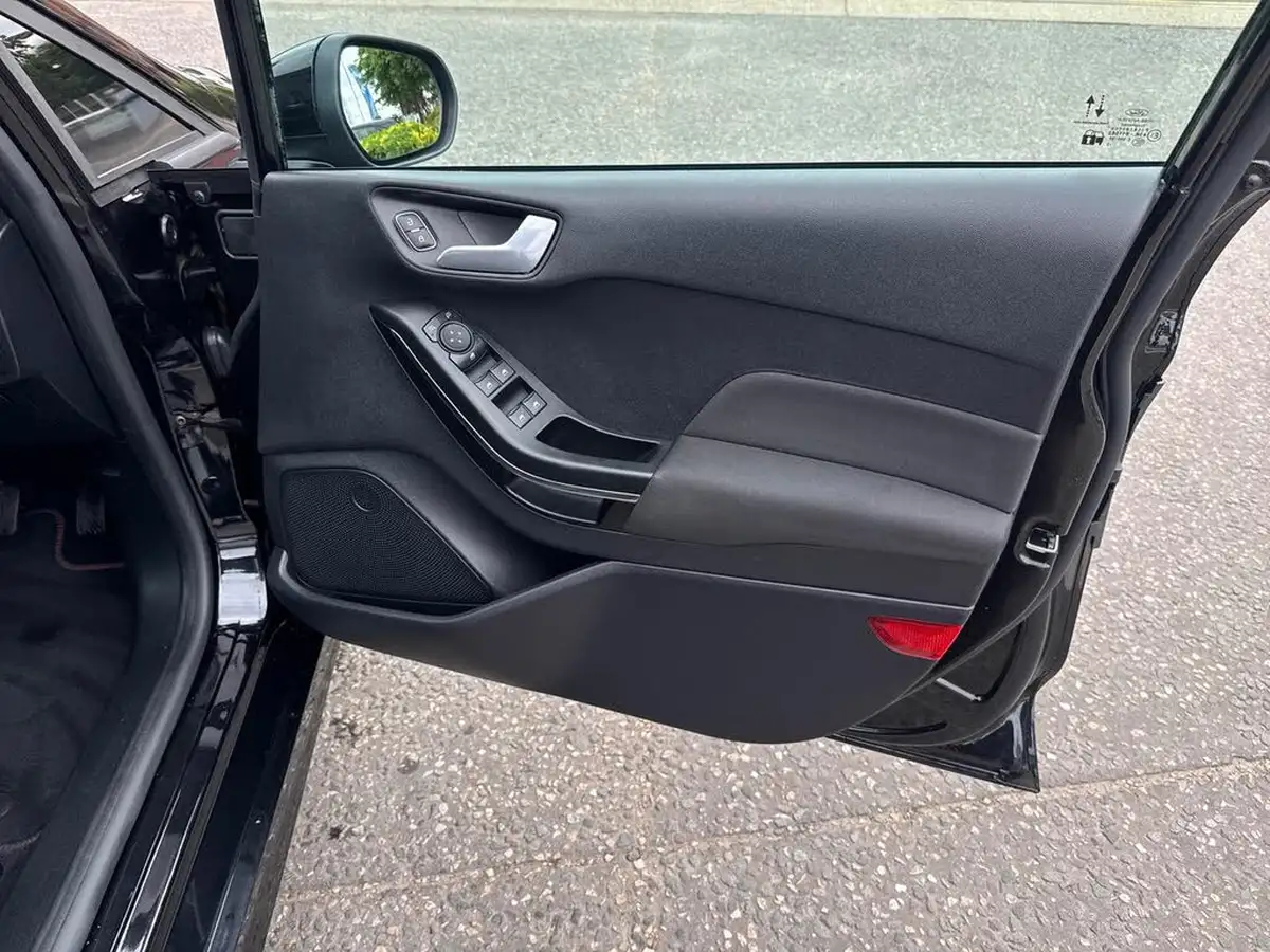 2023-ford-fiesta-big-34