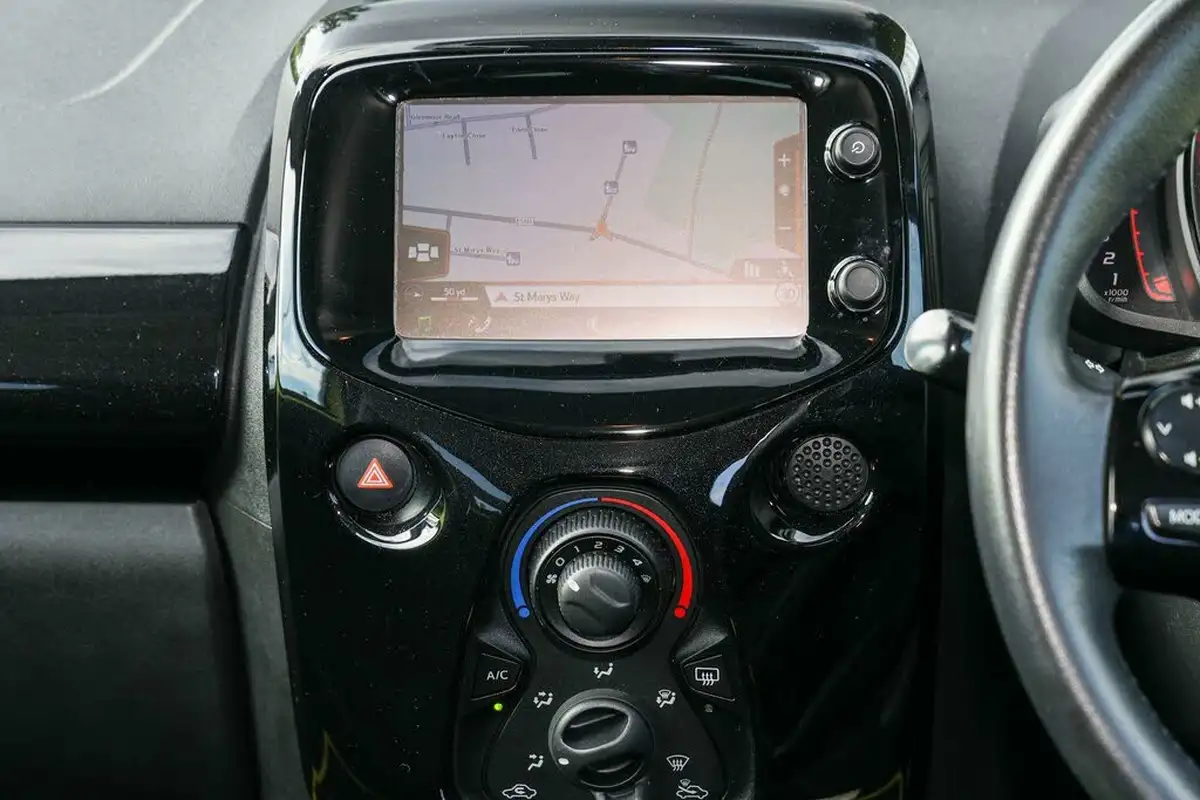 2016-toyota-aygo-10-vvt-i-x-cite-3-bi-tone-yellow-5d-big-6