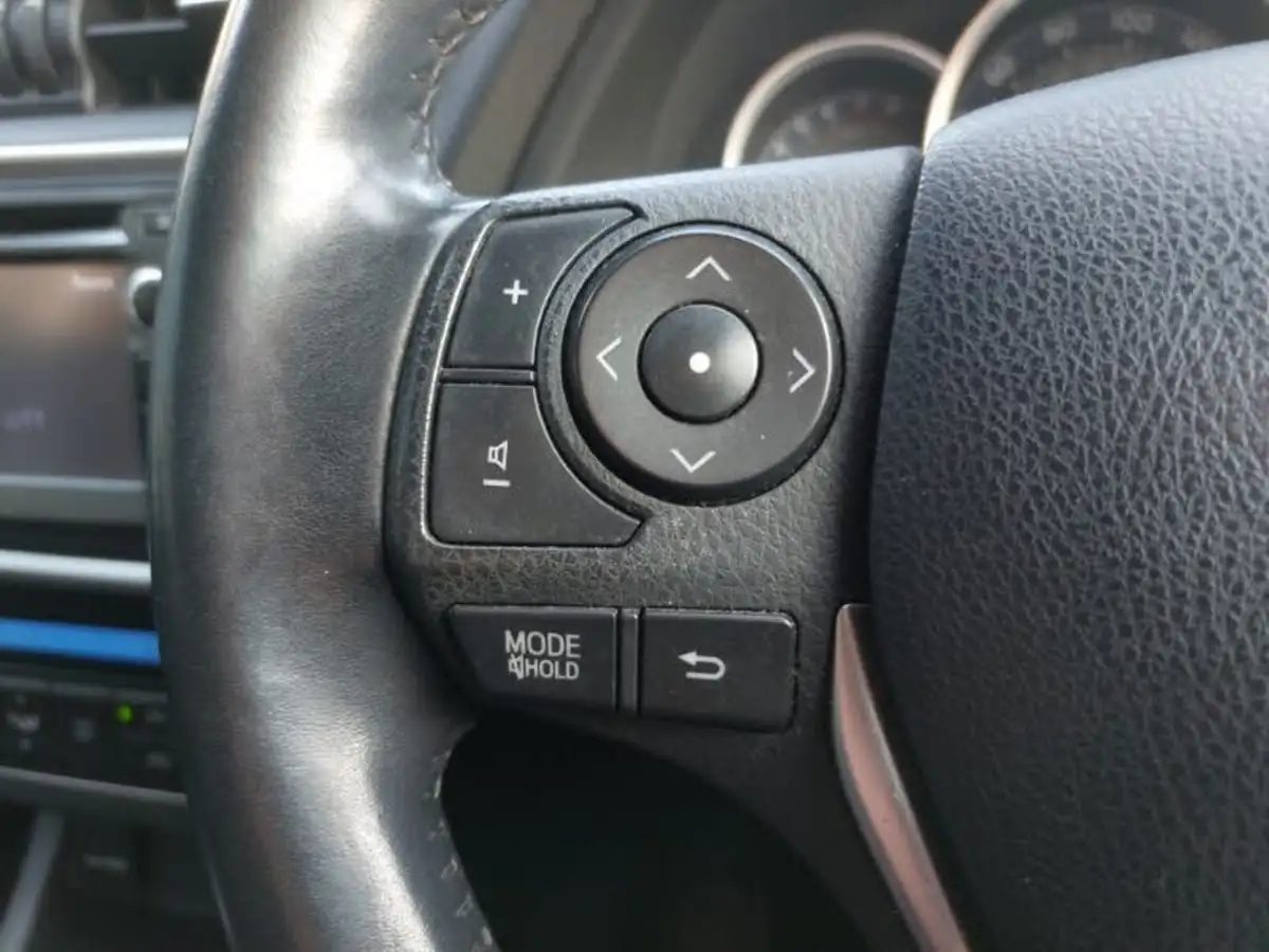 2013-toyota-auris-16-icon-hatchback-big-11