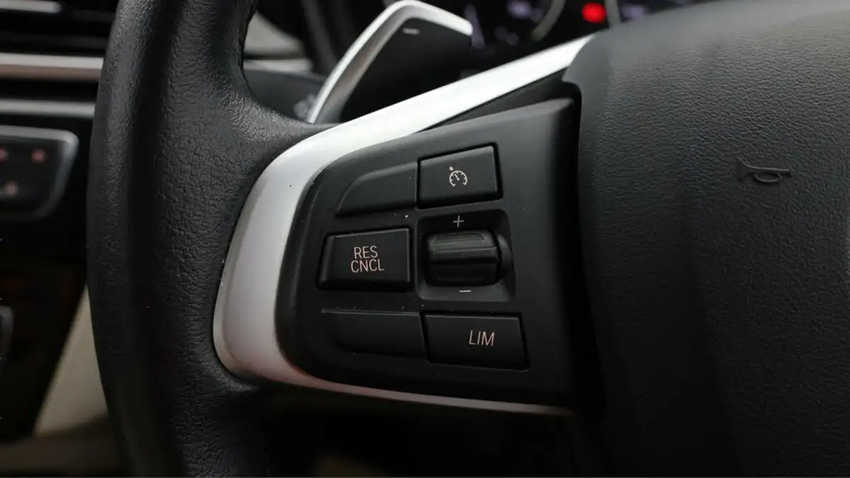 2019-bmw-x1-20-sdrive-20i-xline-sdrive-20i-big-21