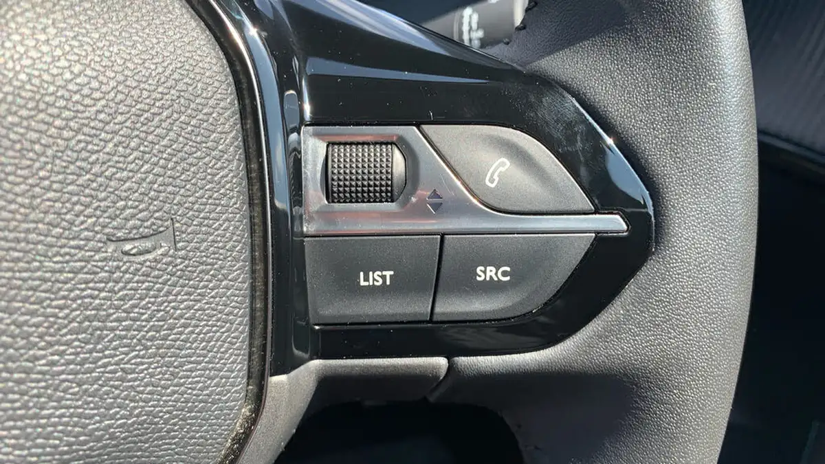 2023-peugeot-208-12-puretech-allure-premium-100ps-big-23