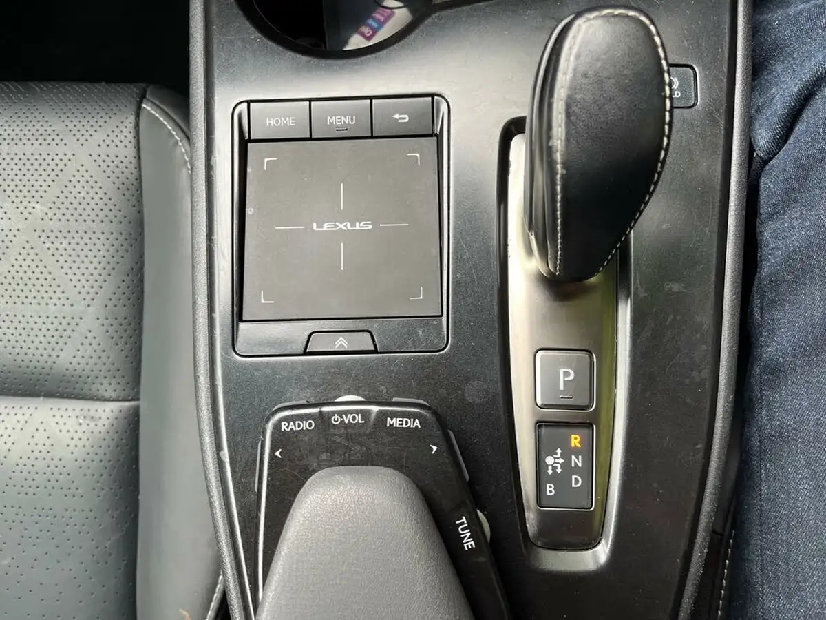 2021-lexus-ux-300e-e-ux-big-16