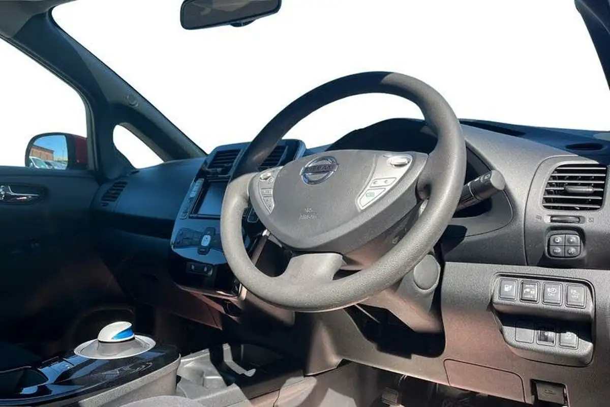 2016-nissan-leaf-e-acenta-30kwh-big-8