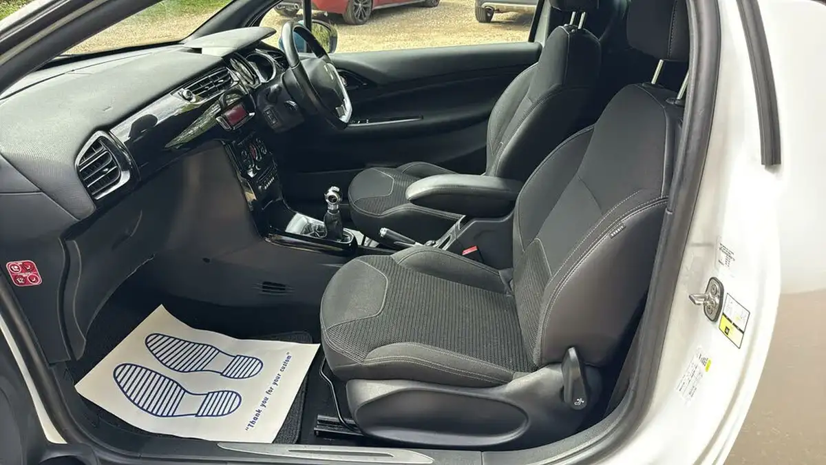 2015-citroen-ds3-12-dstyle-plus-big-26