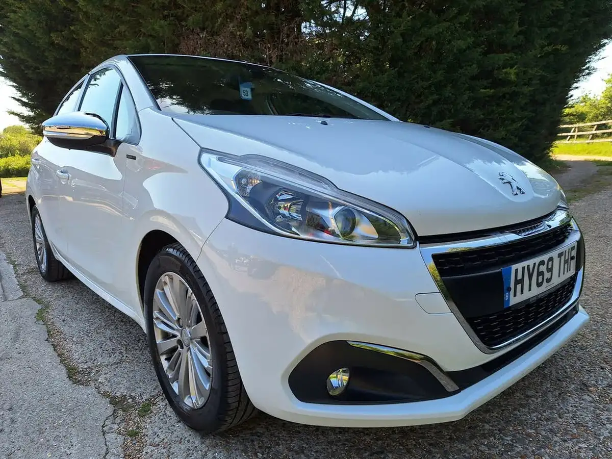 2019-peugeot-208-12-puretech-signature-big-0