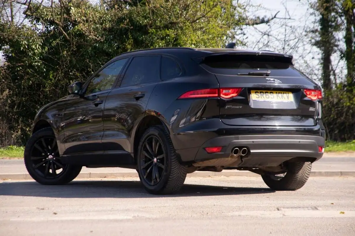 2019-jaguar-f-pace-20-i4d-chequered-flag-180ps-big-1
