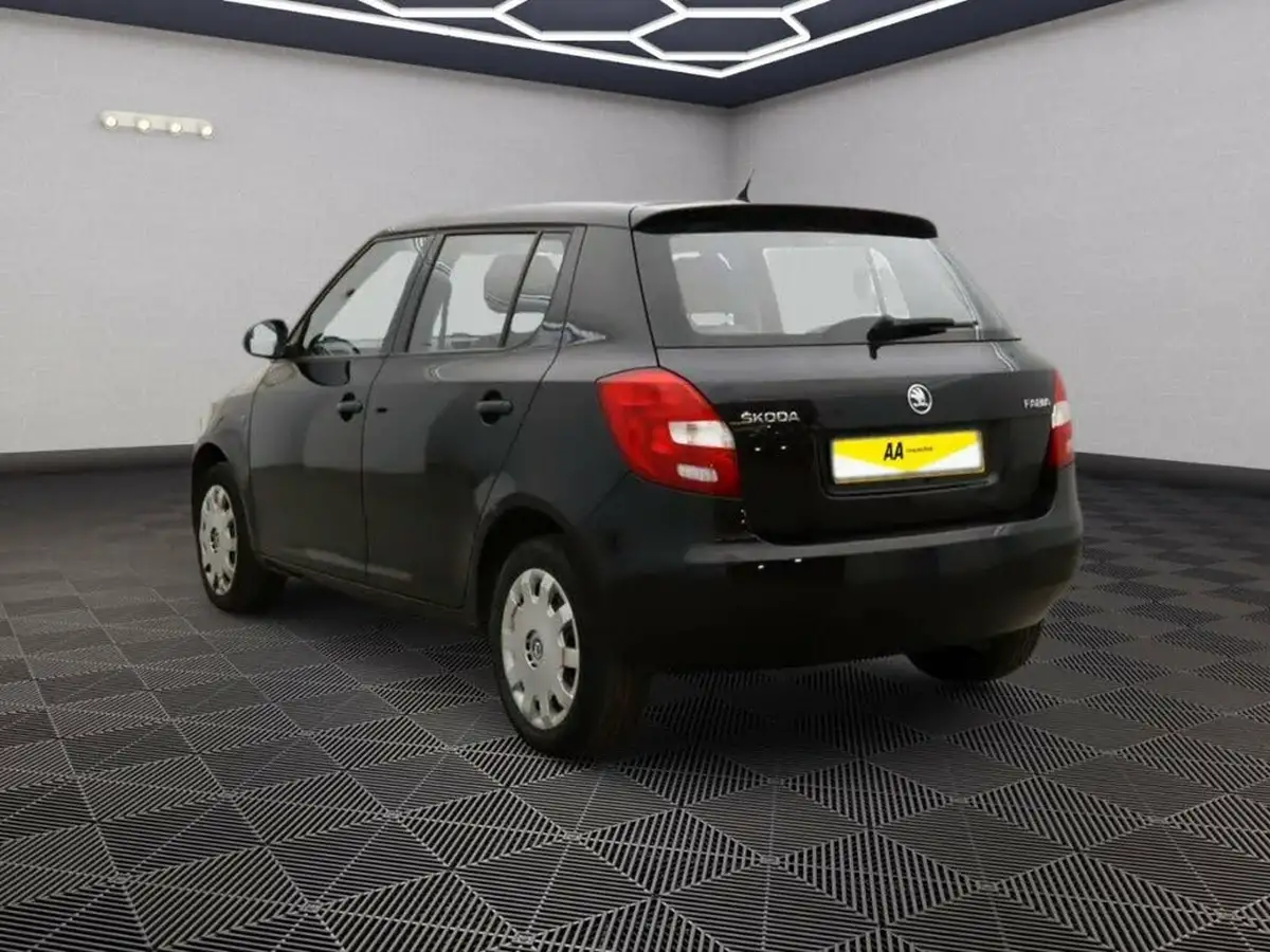 2013-skoda-fabia-12-12v-s-hatchback-1198cc-big-2