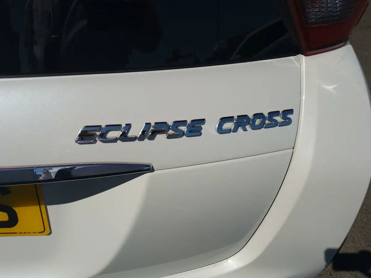 2020-mitsubishi-eclipse-cross-15-black-big-17