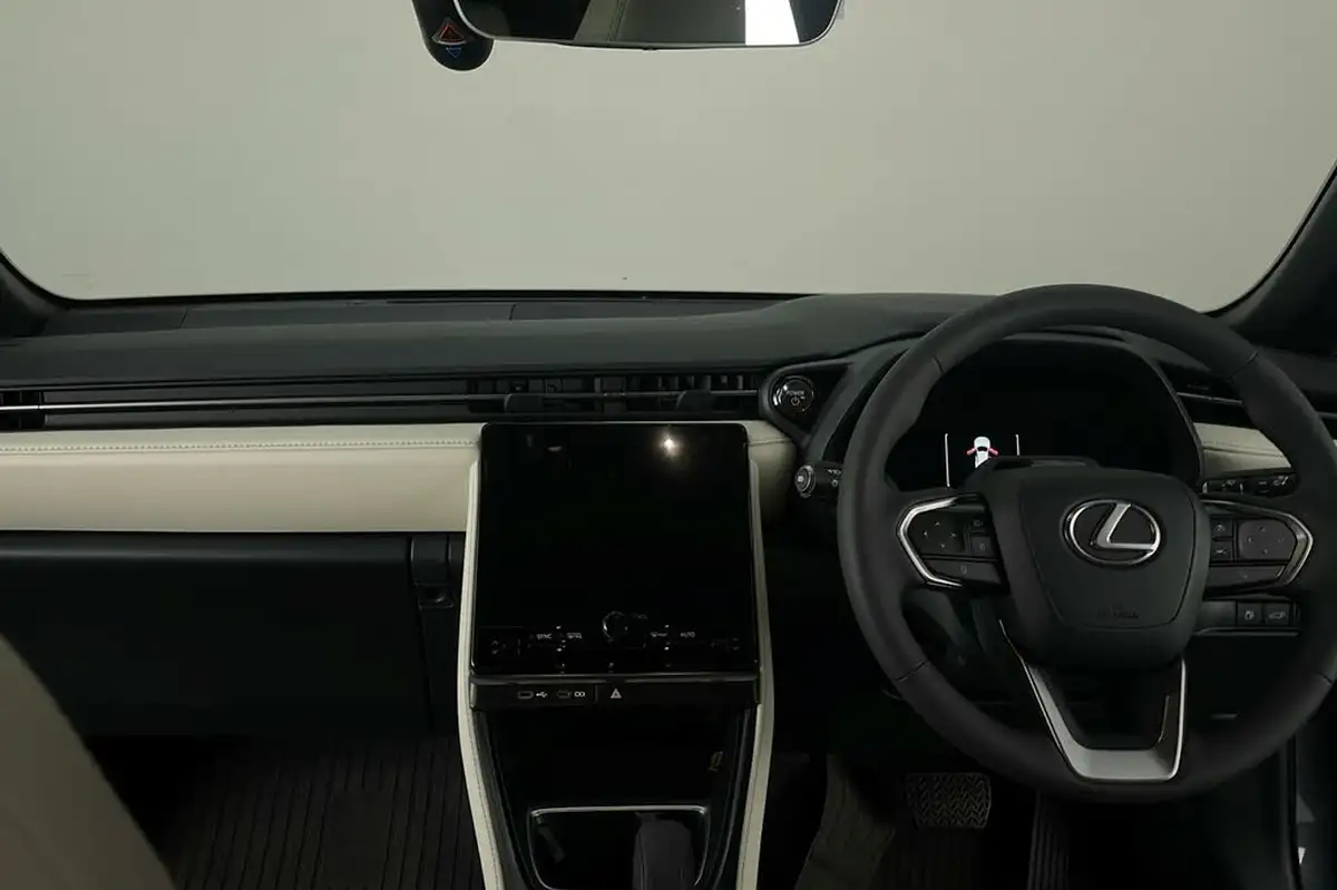 2025-lexus-lbx-15-premium-plus-big-7