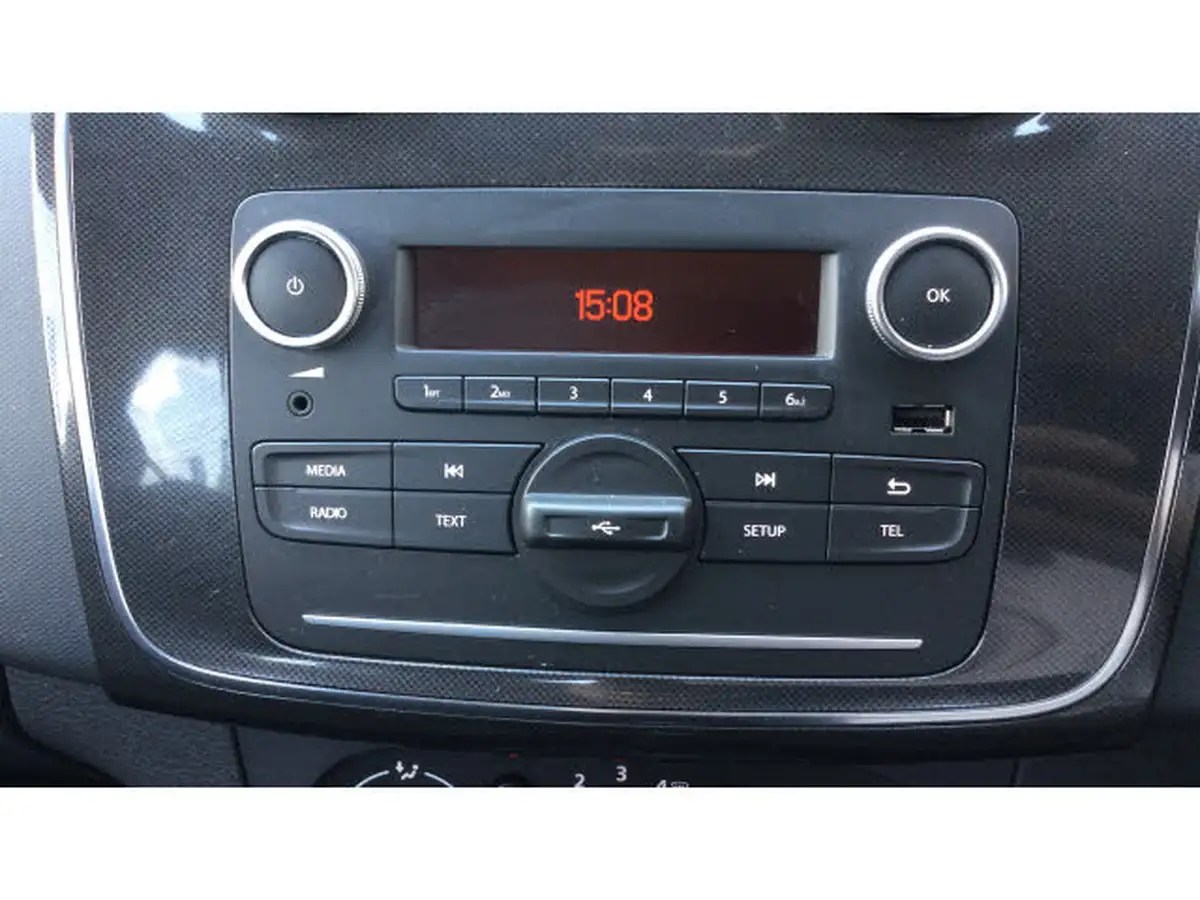 2018-dacia-sandero-10-sce-essential-big-9