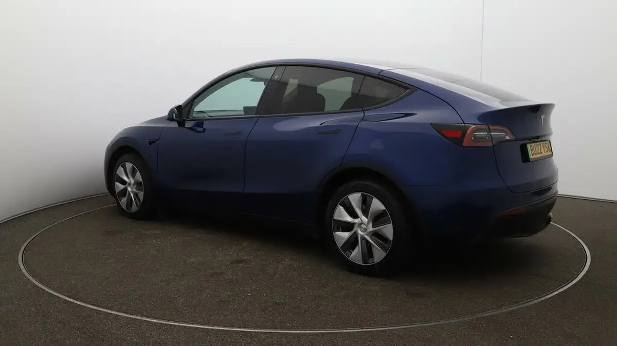 2022-tesla-model-y-e-long-range-big-33