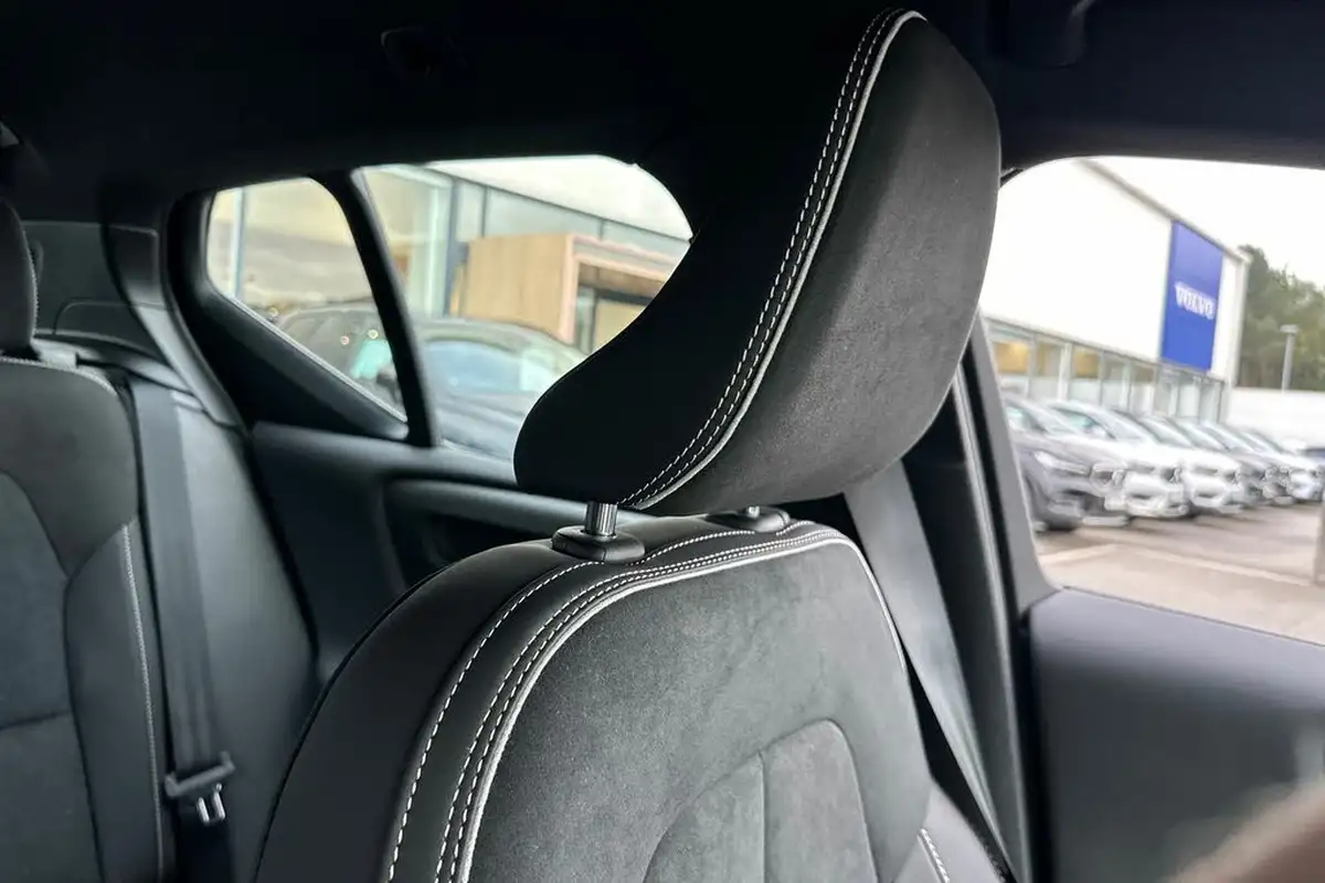 2024-volvo-xc40-20-b3-plus-big-39
