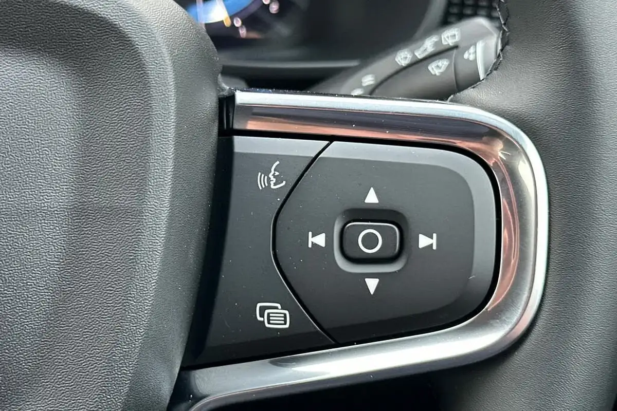 2024-volvo-xc40-20-b3-plus-big-11
