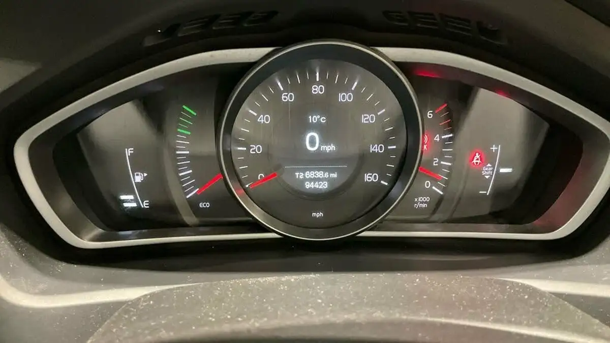 2014-volvo-v40-16td-d2-cross-country-lux-big-15