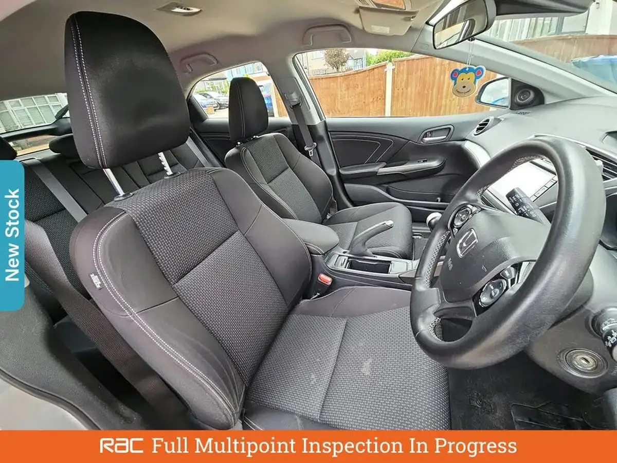 2016-honda-civic-16-i-dtec-se-plus-navi-hatchback-big-2