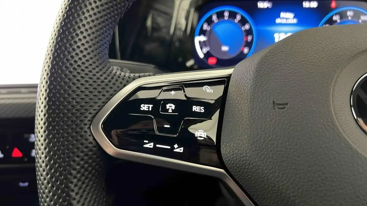 2022-volkswagen-golf-15-tsi-r-line-130ps-hatchback-big-17
