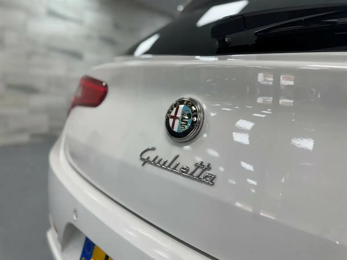 2011-alfa-romeo-giulietta-14-veloce-multiair-170bhp-big-29