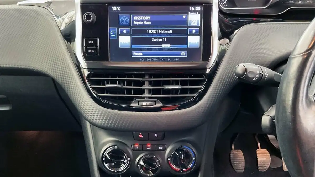 2016-peugeot-208-12-puretech-allure-82bhp-5d-big-4