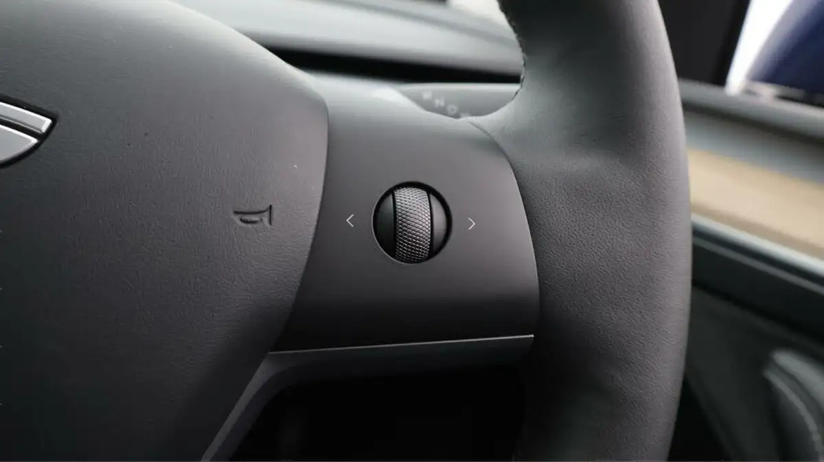 2022-tesla-model-y-e-long-range-big-26