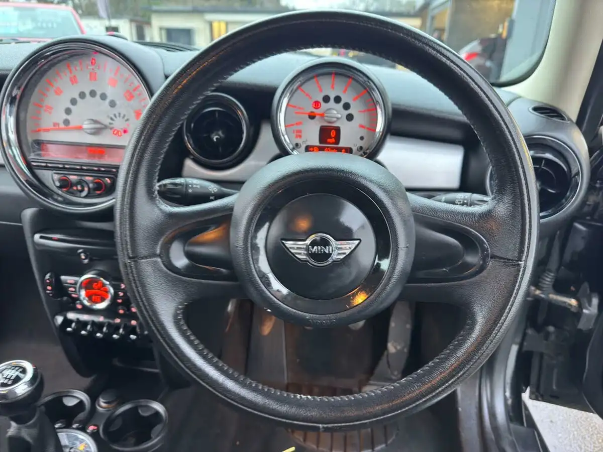 2011-mini-cooper-16-one-98bhp-hatchback-3d-big-9