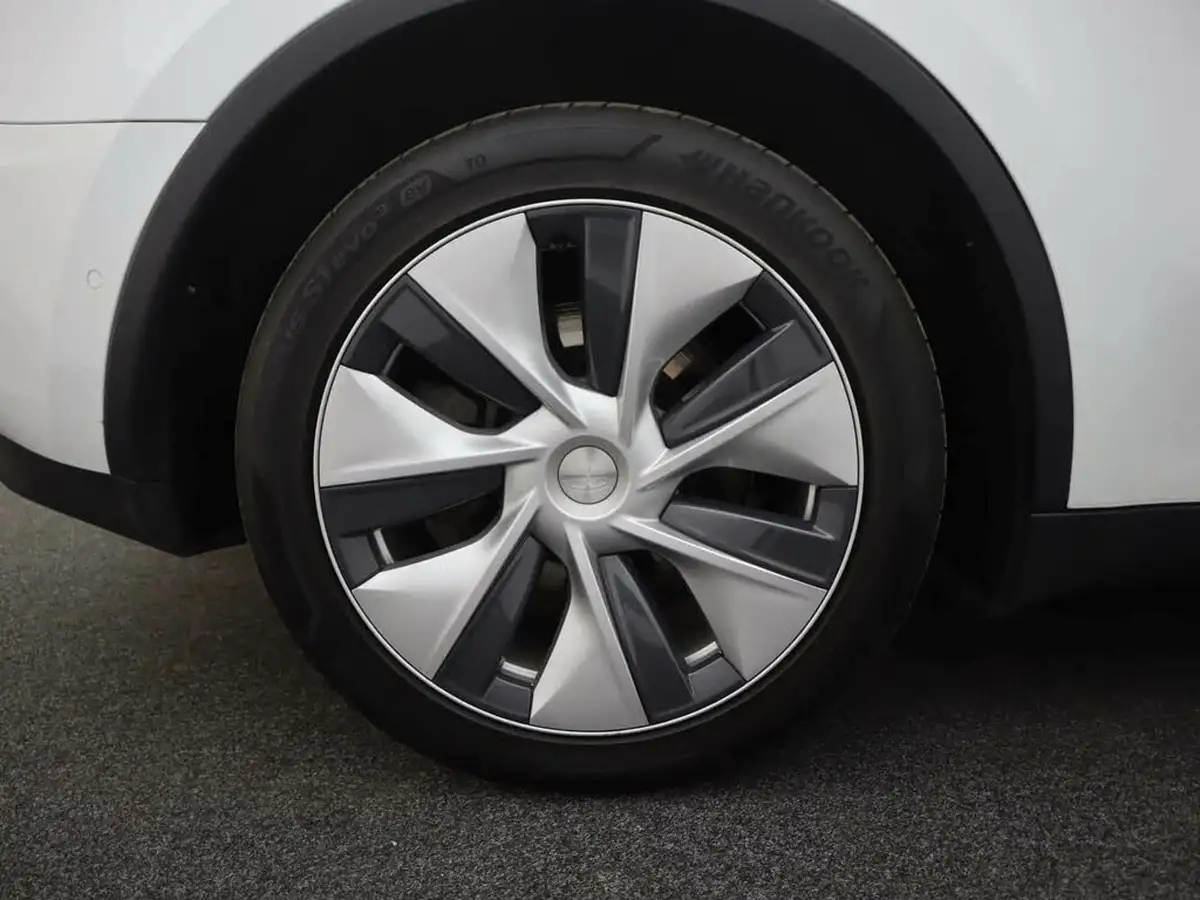 2022-tesla-model-y-e-long-range-big-6