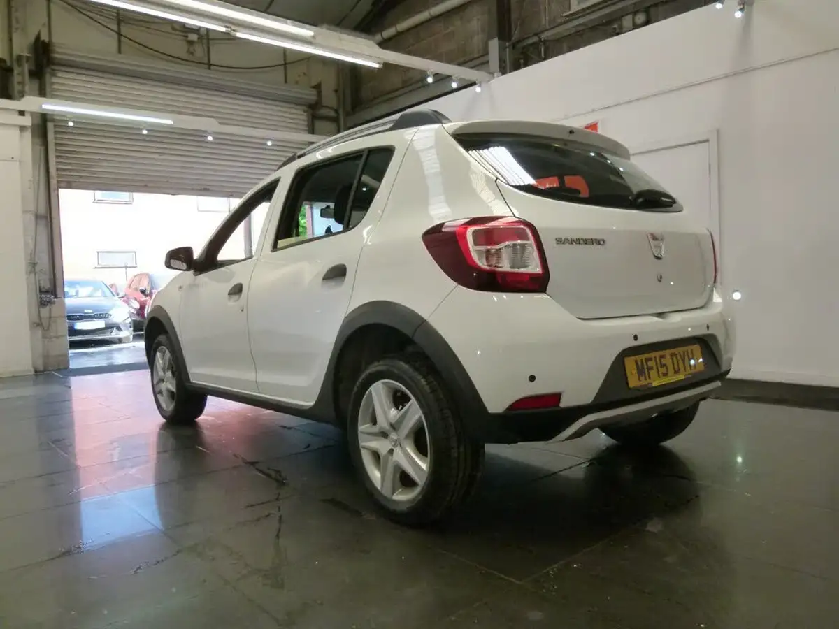 2015-dacia-sandero-stepway-09-laureate-big-21