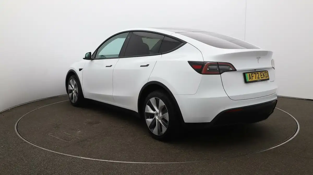 2022-tesla-model-y-e-long-range-big-61