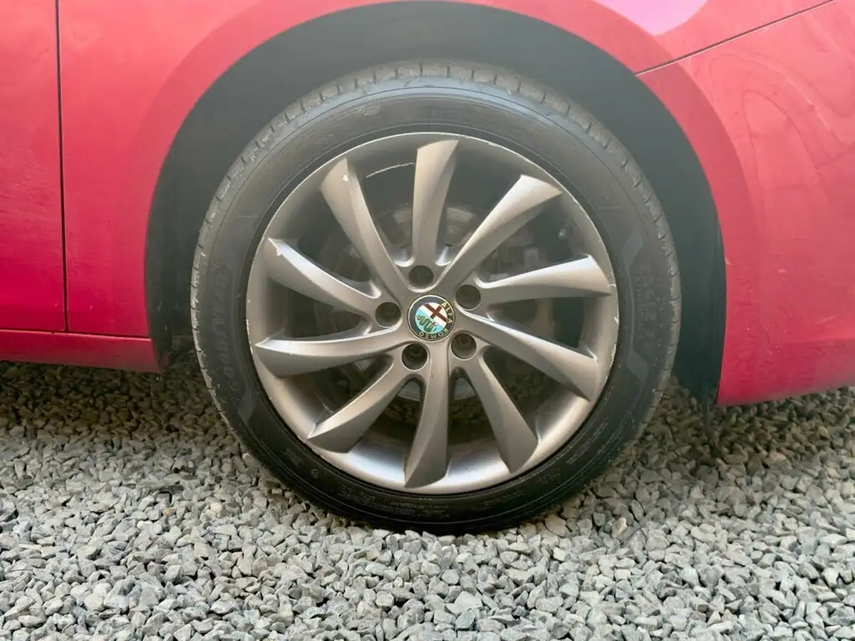 2013-alfa-romeo-giulietta-14-collezione-120bhp-big-54