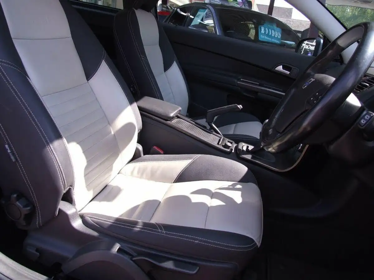 2010-volvo-c30-16td-r-design-big-24