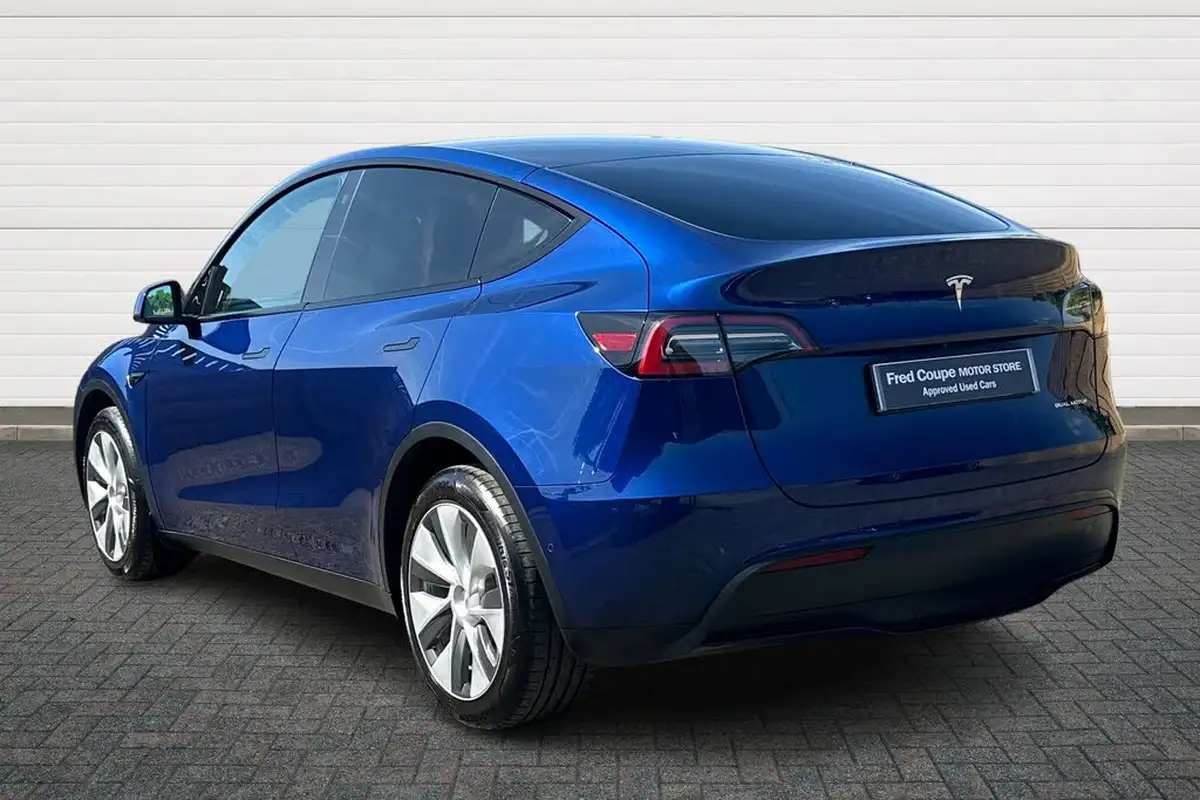 2022-tesla-model-y-e-long-range-big-10