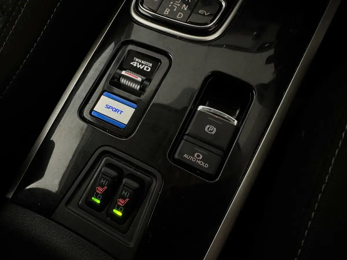 2020-mitsubishi-outlander-24-design-phev-big-13