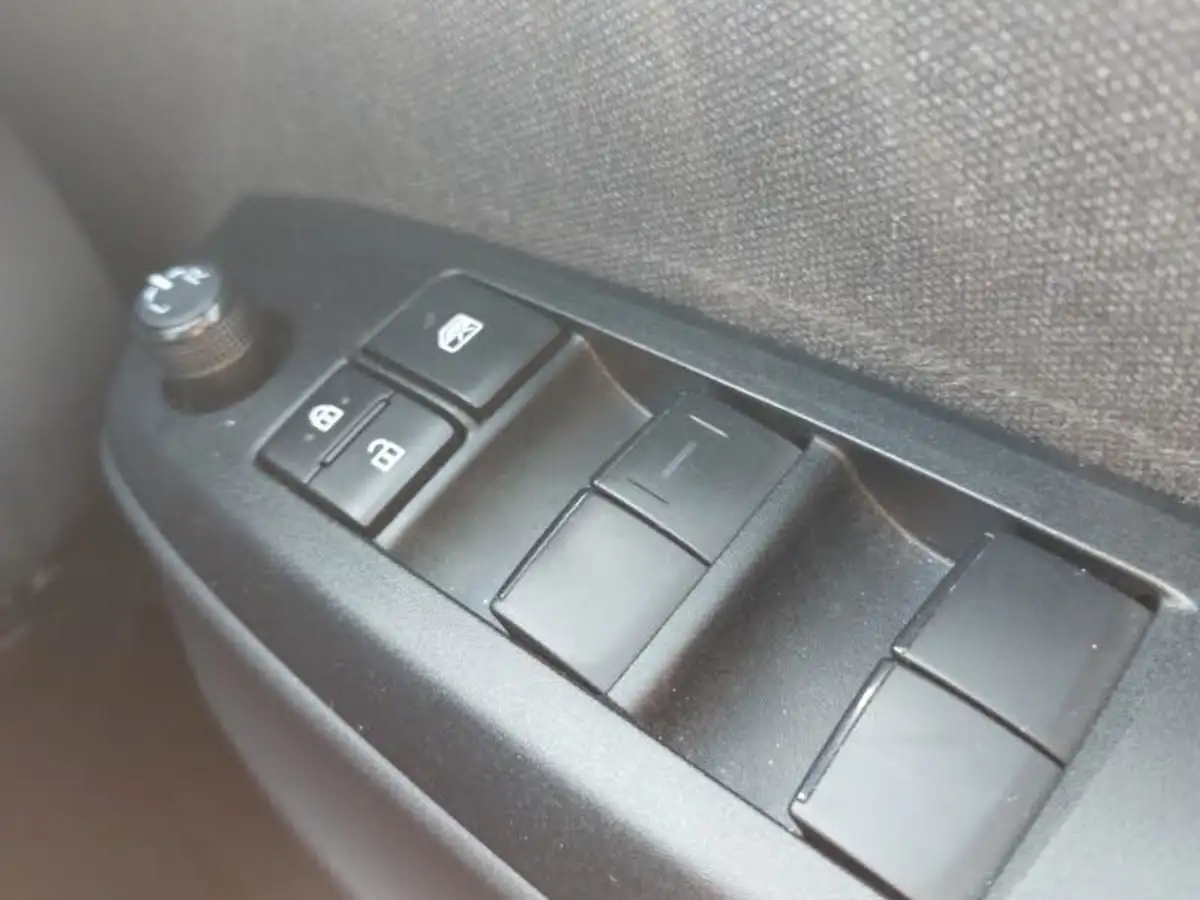 2022-toyota-yaris-15-vvt-i-design-panoramic-roof-big-18