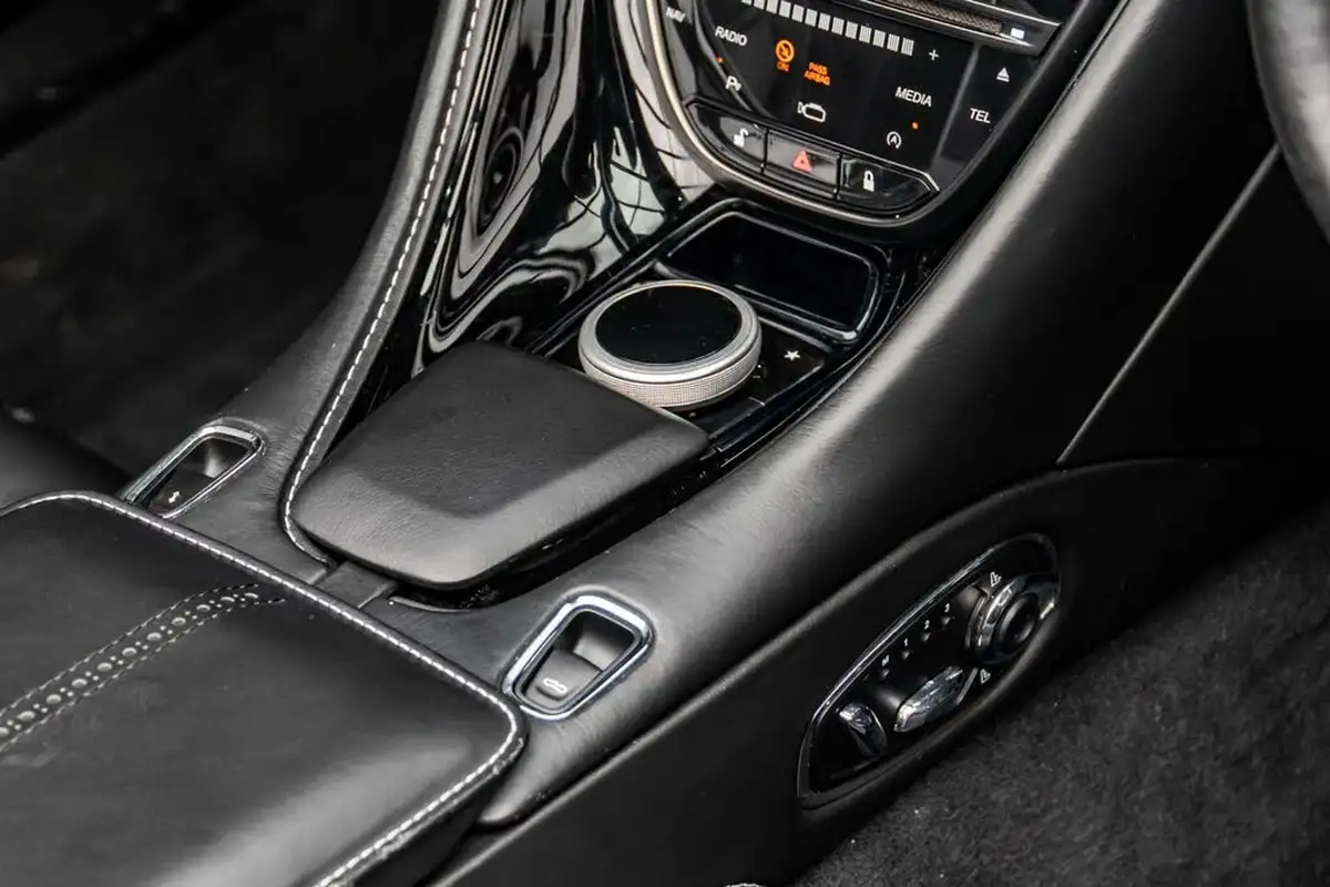 2020-aston-martin-db11-40-v8-503bhp-big-33