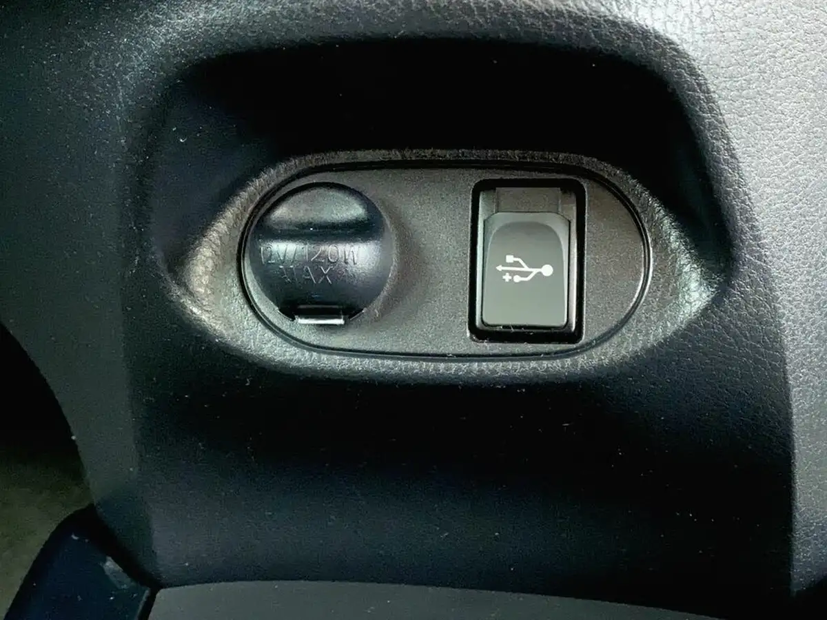 2016-toyota-yaris-133-design-tss-cvt-big-33