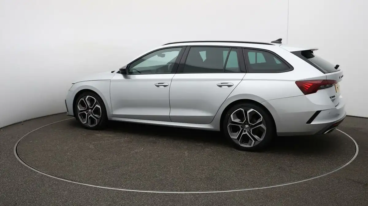 2021-skoda-octavia-20tdi-vrs-estate-big-47