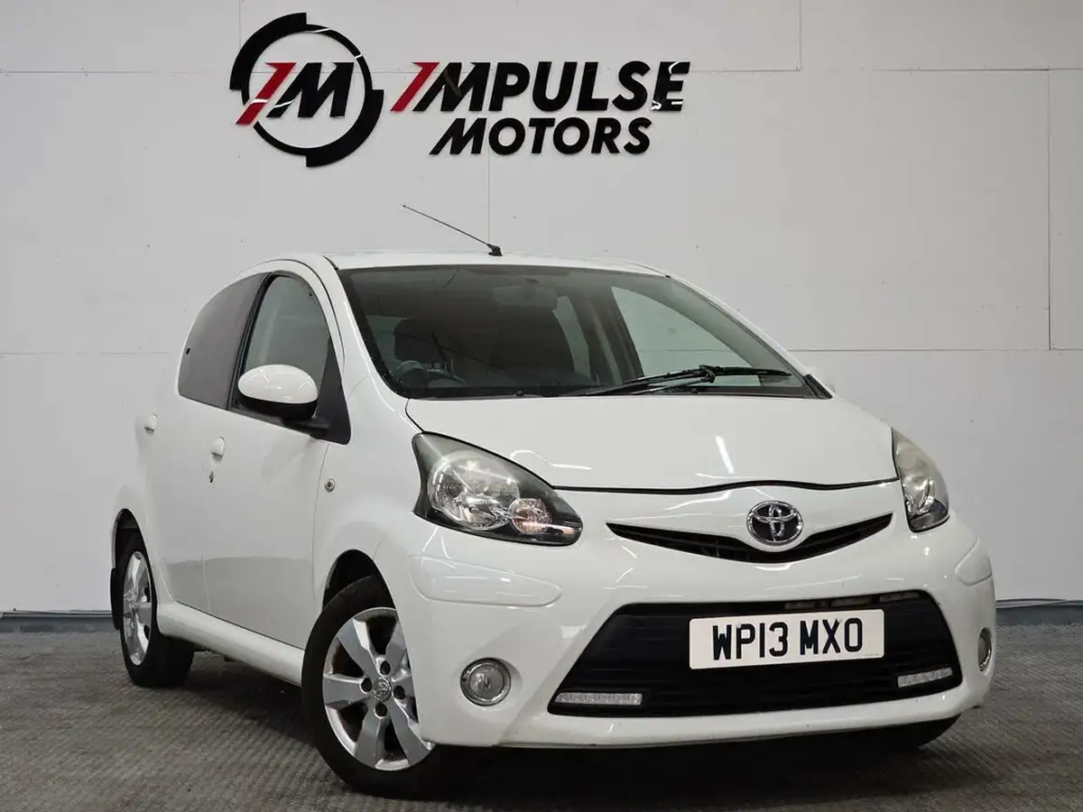 2013-toyota-aygo-10-aygo-fire-5d-big-0